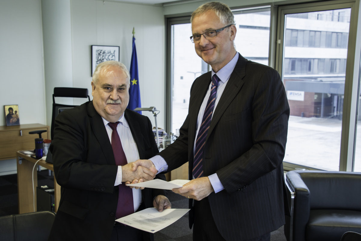 Rector of ISCTE-IUL Professor Luís Antero Reton and EMCDDA Director Alexis Goosdeel shaking hands 