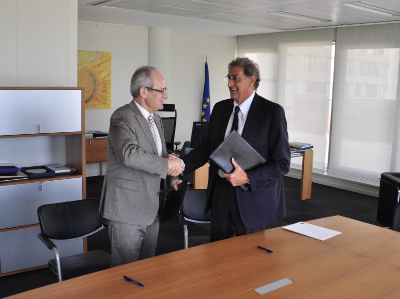 Directors of EMCDDA and EMA during signing ceremony in Lisbon