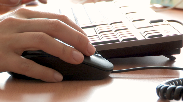 hand in mouse