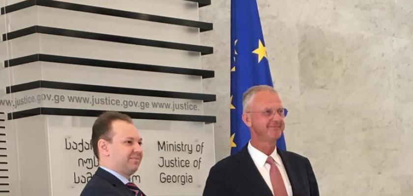 photo of Alexis Goosdeel, Director of the EMCDDA, and Mr Tornike Cheishvili, Deputy Minister of the Ministry of justice of Georgia shaking hands and holding working arrangement 