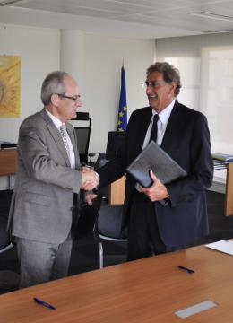 Directors of EMCDDA and EMA during signing ceremony in Lisbon